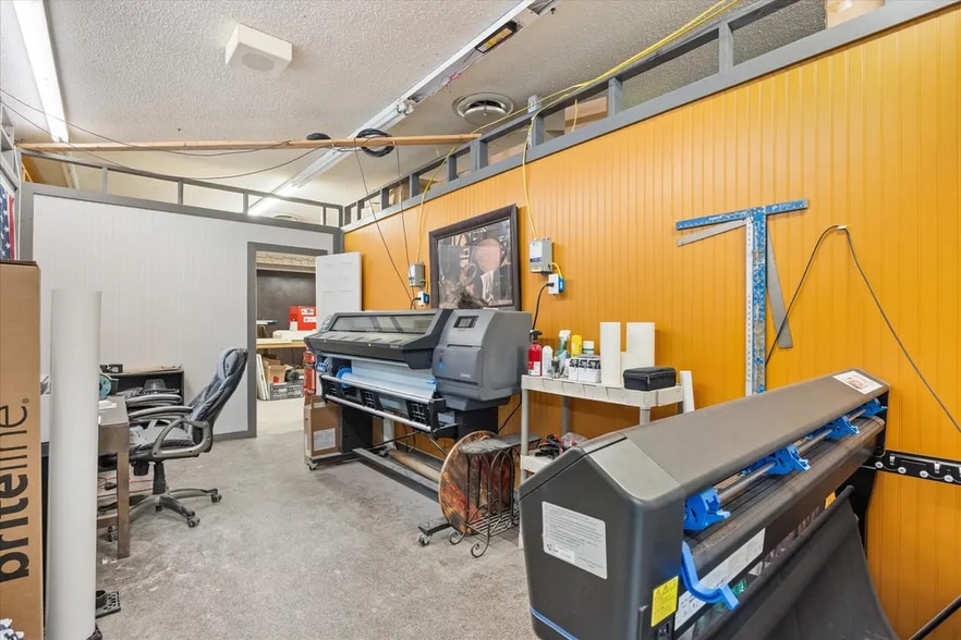 More Photos Of 1409 NE Barnard St, Glen Rose Storefront Retail Office For Sale