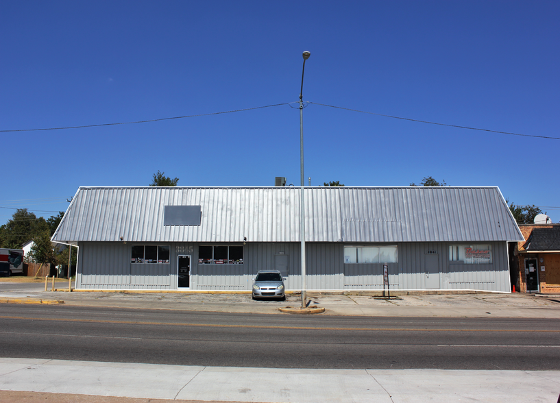 More Photos Of 3841-3845 NW 10th St, Oklahoma City Showroom For Sale