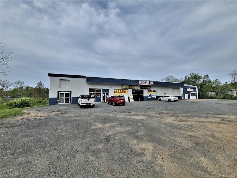 More Photos Of 186 E Broadway, Monticello Service For Sale