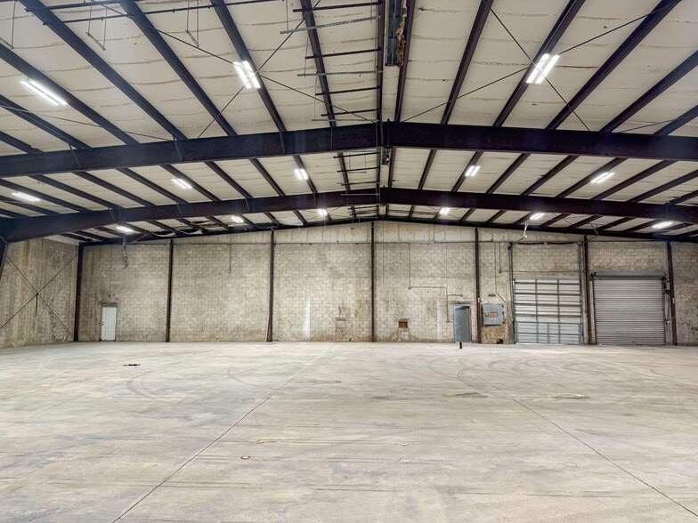 More Photos Of 530 N Beach St, Daytona Beach Warehouse For Sale