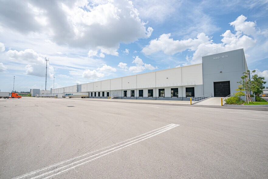 More Photos Of 1620 NW 215th St, Miami Gardens Unknown For Lease