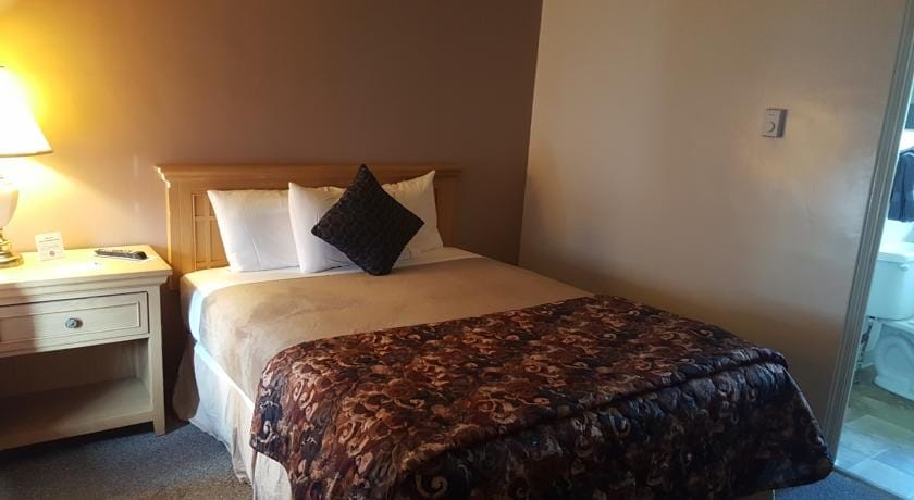 More Photos Of 216 NE Main St, Lewistown Hotel For Sale