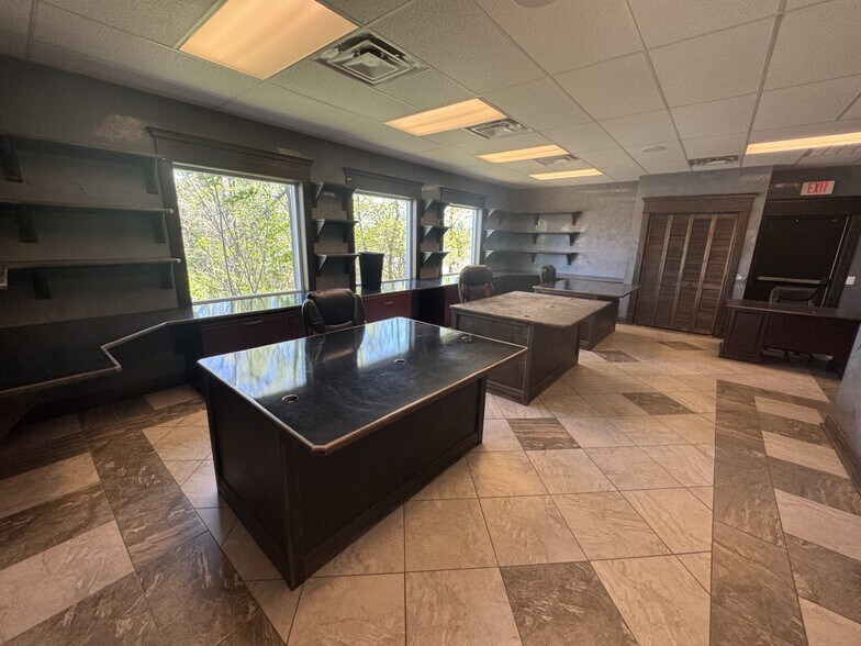 More Photos Of 7 Oakwood Dr, Scranton Storefront Retail Office For Sale