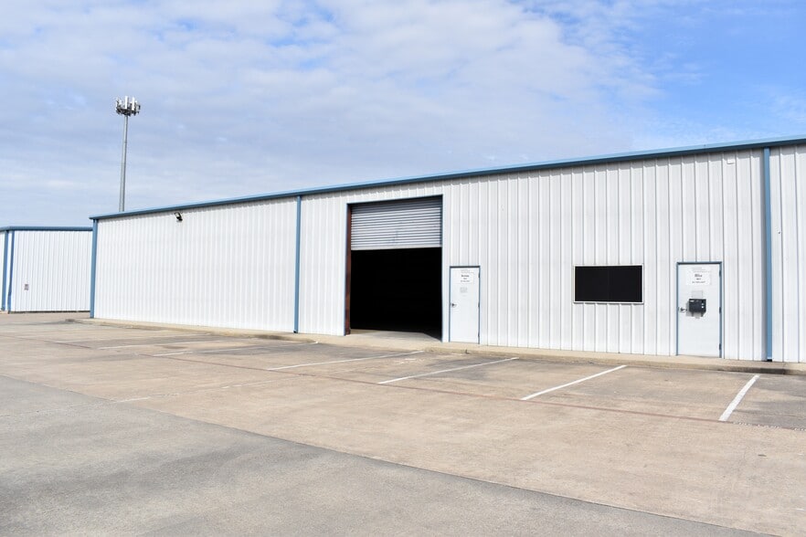 More Photos Of 4402 Rex Rd, Friendswood Unknown For Lease