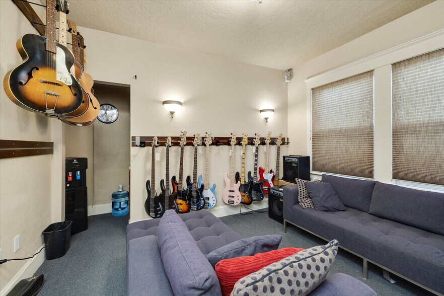 More Photos Of 835 N Main Ave, Gresham Restaurant For Sale