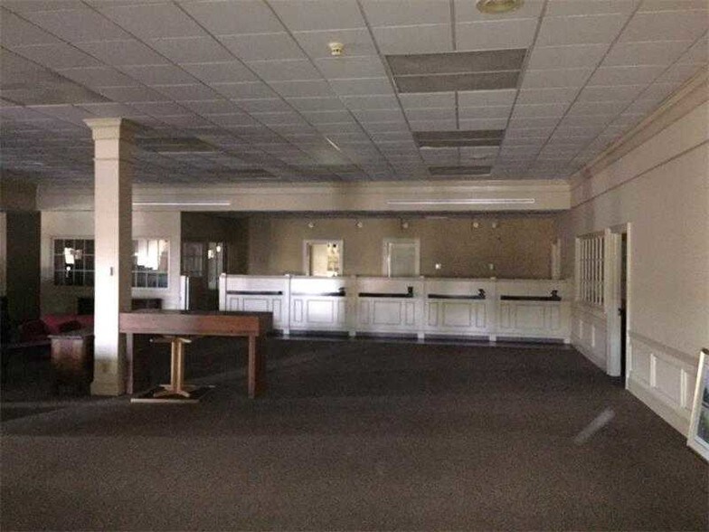 More Photos Of 102 E Main St, Cartersville Bank For Lease