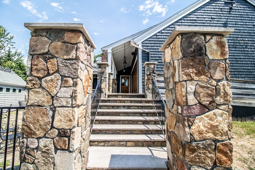 More Photos Of 27 Western Ave, Kennebunk Restaurant For Sale