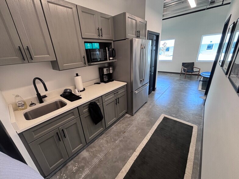 More Photos Of 8170 Uzita Dr, Sarasota Flex For Lease