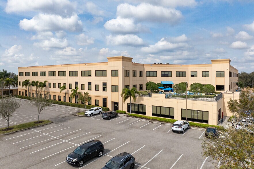More Photos Of 12651 Gateway Blvd, Fort Myers Office For Lease