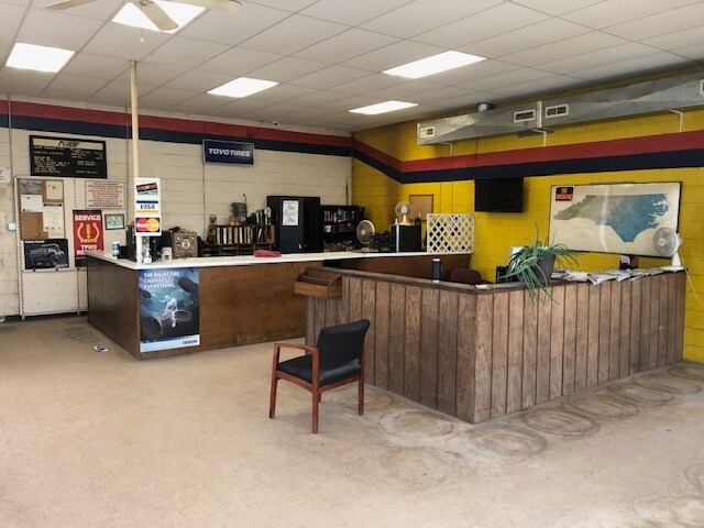 More Photos Of 140 W 3rd St, Washington Service For Lease