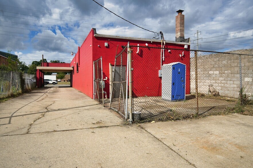 More Photos Of 8235 W 8 Mile Rd, Detroit Storefront For Sale