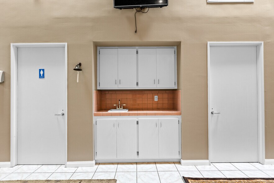 More Photos Of 1240 N Jefferson St, Anaheim Warehouse For Sale