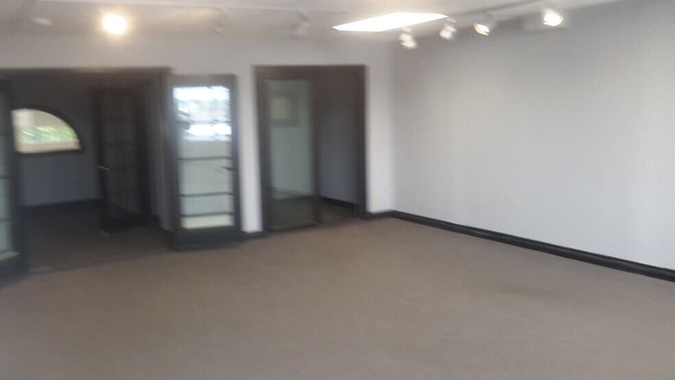 More Photos Of 854 Boyd Ave, Ottawa Warehouse For Lease