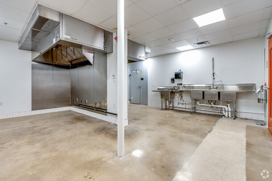 More Photos Of 3004-3008 Cullen St, Fort Worth Distribution For Lease