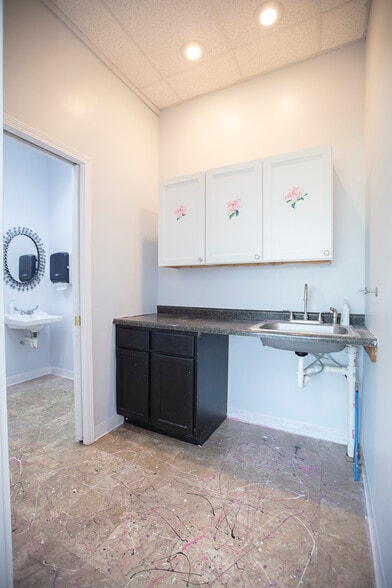 More Photos Of 600 S Main St, Elkhart Office For Lease