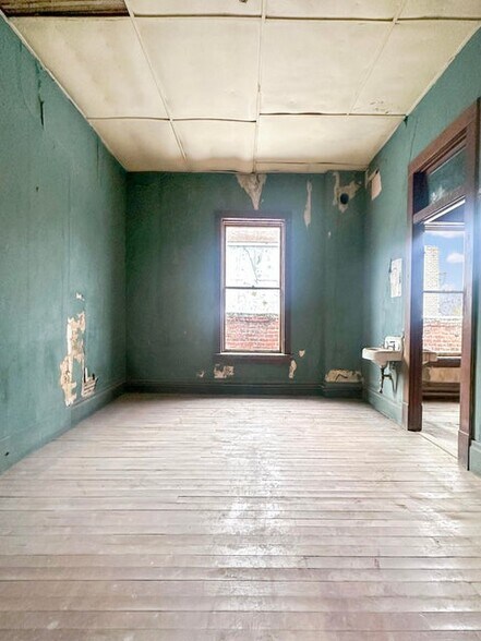 More Photos Of 200 S 3rd St, Leesville Hospitality For Sale