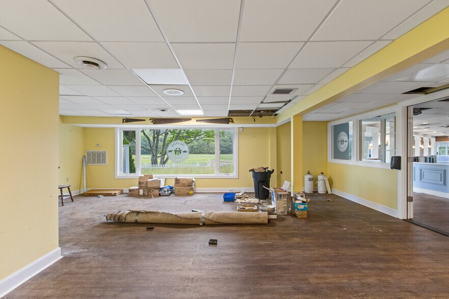 More Photos Of 1335 US ROUTE 1, Yarmouth Restaurant For Sale