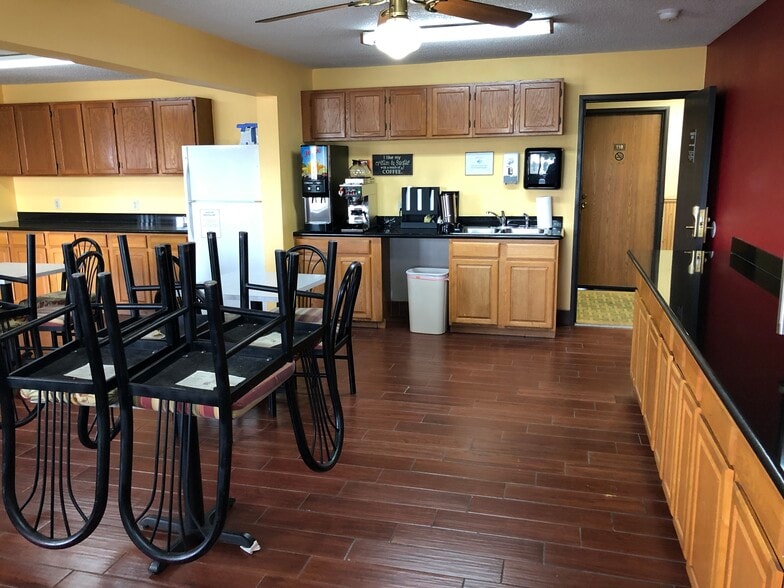 More Photos Of 2600 SE 16th St, Ames Hotel For Sale