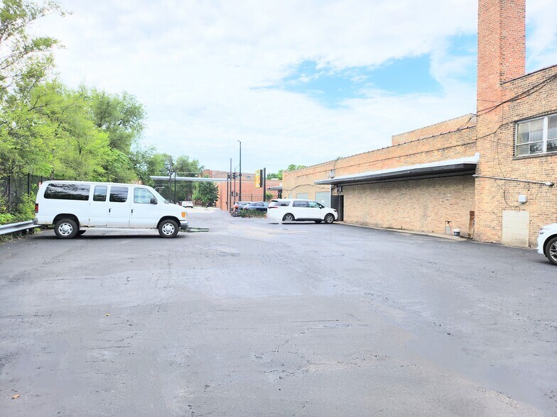 More Photos Of 4948 W Madison St, Chicago Storefront For Sale