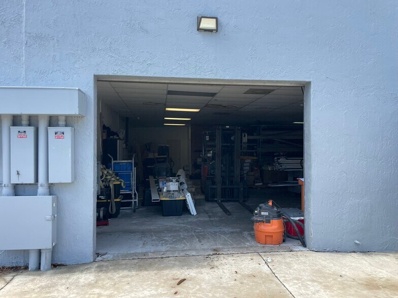 More Photos Of 278 Semoran Commerce Pl, Apopka Warehouse For Lease