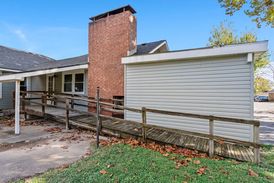 More Photos Of 1658 Saint Louis St, Springfield Office For Lease