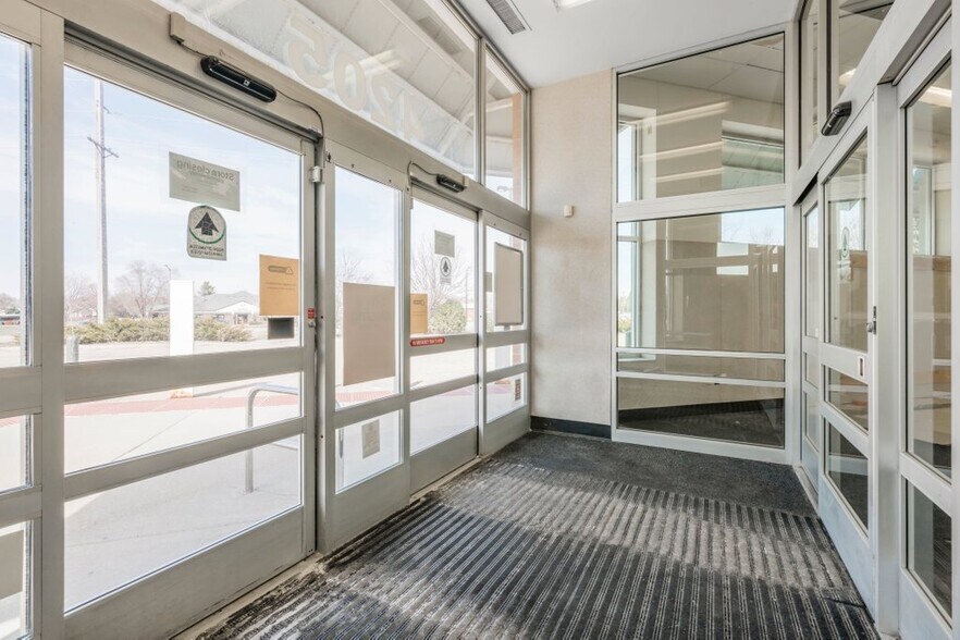 More Photos Of 4205-4225 Egan Dr, Savage Drugstore For Sale