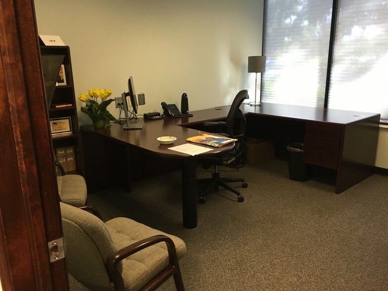More Photos Of 9940 Currie Davis Dr, Tampa Unknown For Lease