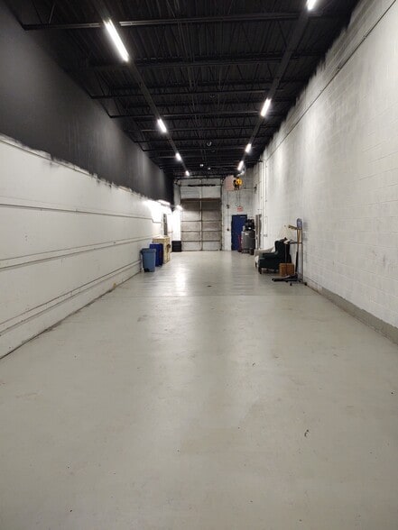 More Photos Of 1500 E Algonquin Rd, Algonquin Auto Repair For Lease