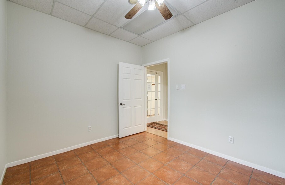 More Photos Of 11201 Steeplepark Dr, Houston Office Residential For Sale