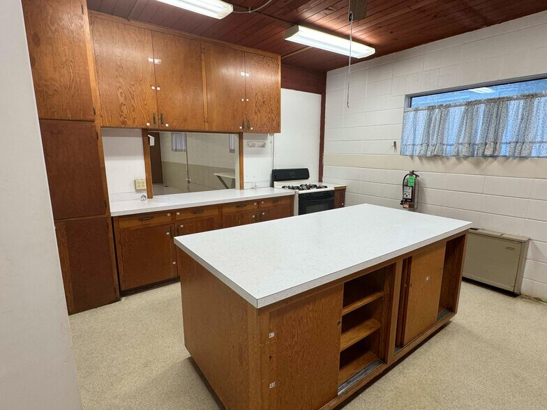 More Photos Of 1810 E Broadway Ave, Enid Flex For Sale