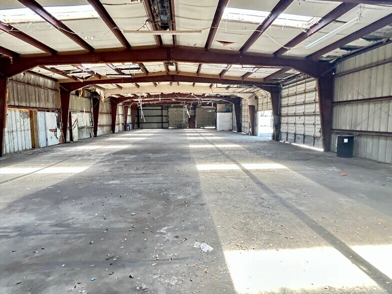 More Photos Of 2300 Grand Blvd, Holiday Light Distribution For Lease