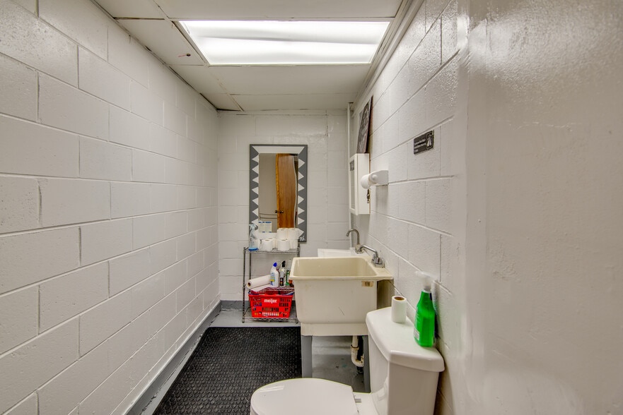 More Photos Of 285 S Outer Dr, Saginaw Restaurant For Sale