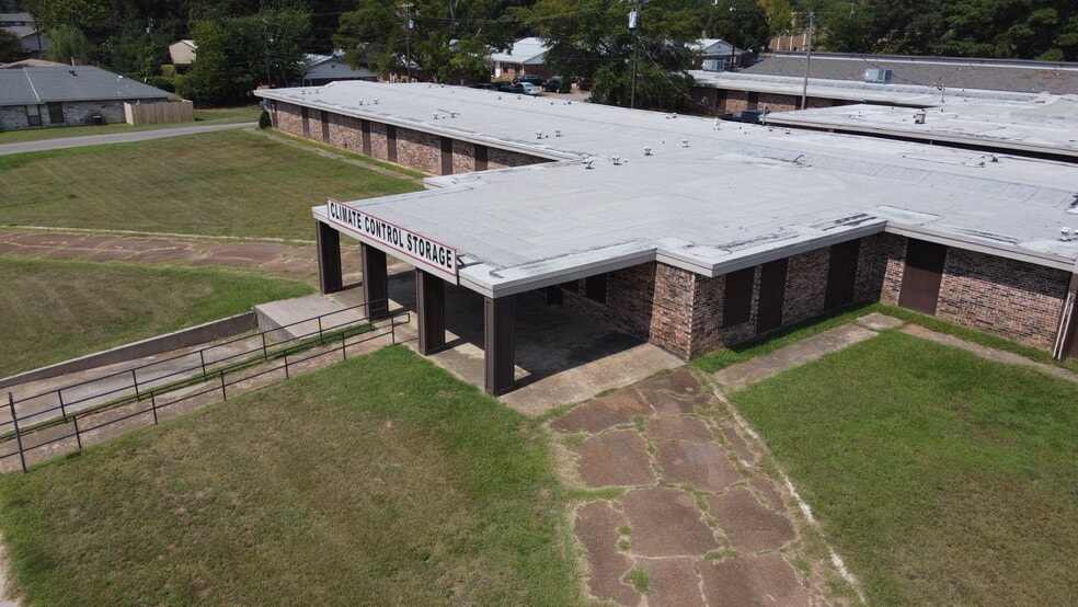 More Photos Of 2195 E Cherry St, Paris Self Storage For Sale