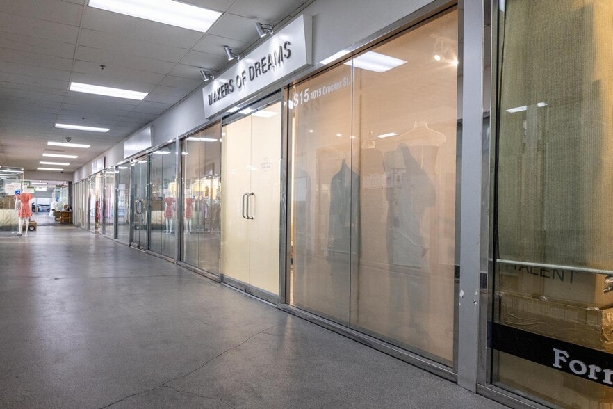More Photos Of 1100 S San Pedro St, Los Angeles Storefront For Sale