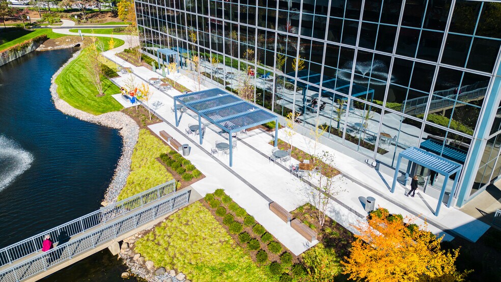 More Photos Of 425 N Martingale Rd, Schaumburg Unknown For Lease