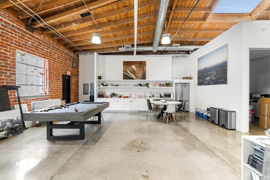 More Photos Of 2014-2058 Broadway, Santa Monica Loft Creative Space For Lease