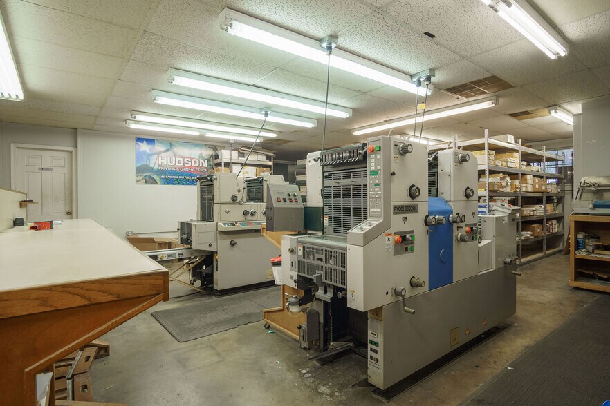 More Photos Of 611 S Mobberly Ave, Longview Flex For Sale