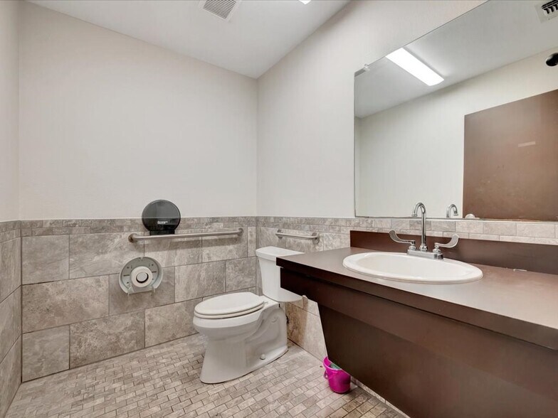 More Photos Of 1702 E Denman Ave, Lufkin Medical For Lease