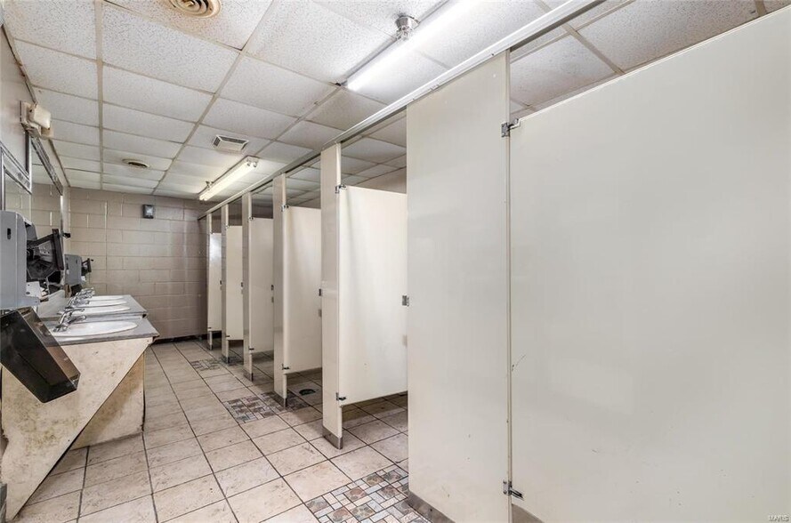 More Photos Of 512 Old Route 66, Saint Robert Showroom For Sale