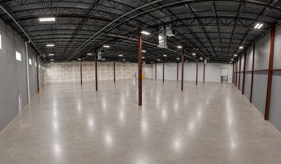 More Photos Of 5000 SW Regional Airport Blvd, Bentonville Warehouse For Lease