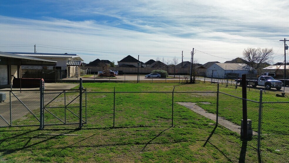 More Photos Of 3412 Lockheed St, Pearland Auto Salvage Facility For Sale