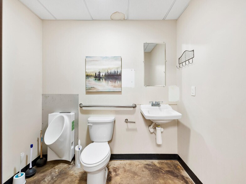 More Photos Of 82 Old Mars Hill Hwy, Weaverville Flex For Lease