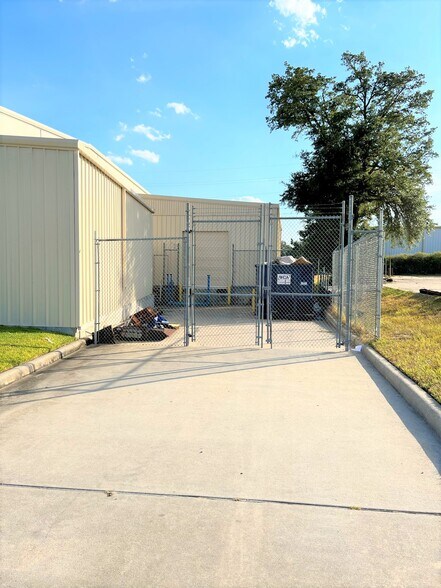 More Photos Of 21019 Spring Towne Dr, Spring Showroom For Lease