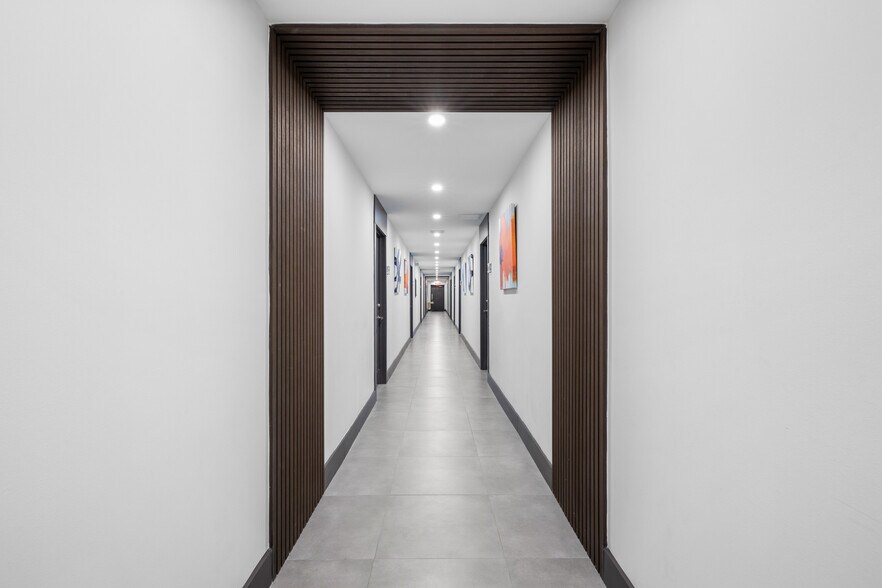 More Photos Of 2640 Hollywood Blvd, Hollywood Office For Lease