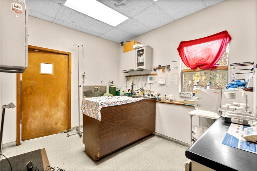 More Photos Of 755 Barnum Avenue Cutoff, Stratford Veterinarian Kennel For Sale