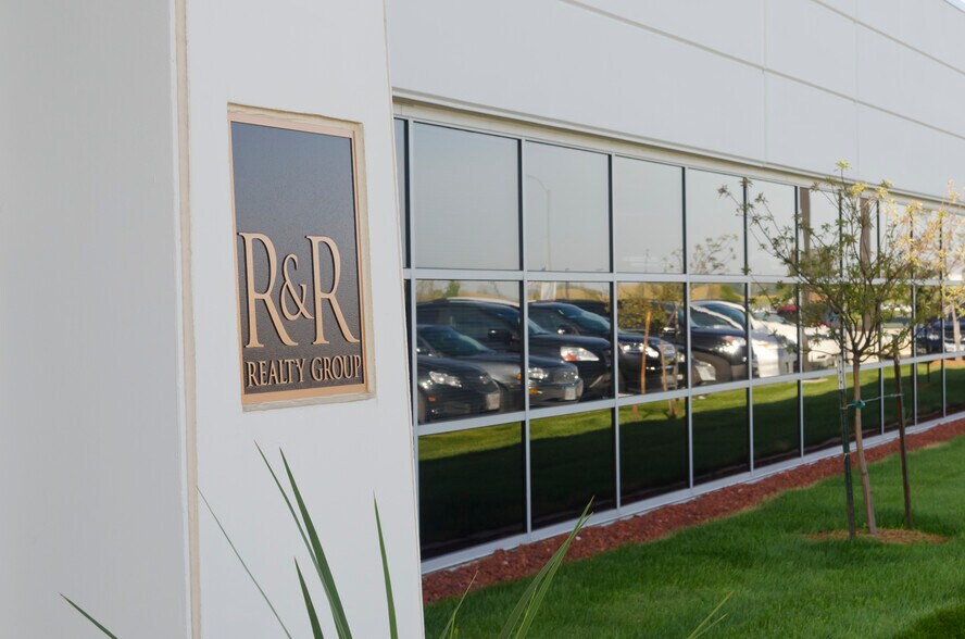 More Photos Of 12150 Meredith Dr, Urbandale Medical For Sale