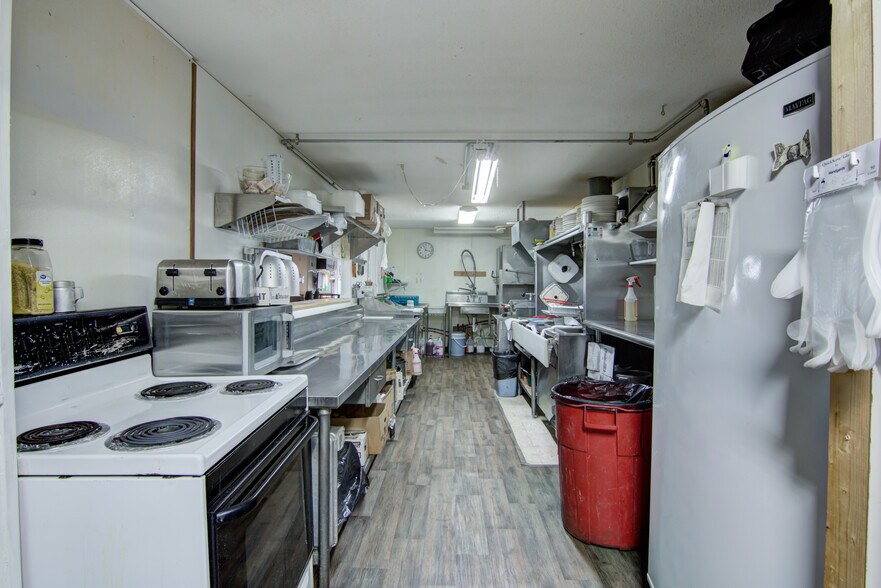 More Photos Of 115 Diamond St N, Ridgeland General Retail For Sale