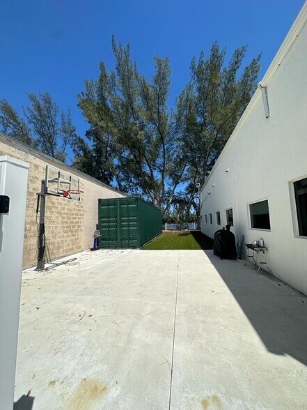 More Photos Of 423-425 NW 10th Ter, Hallandale Beach Light Manufacturing For Sale