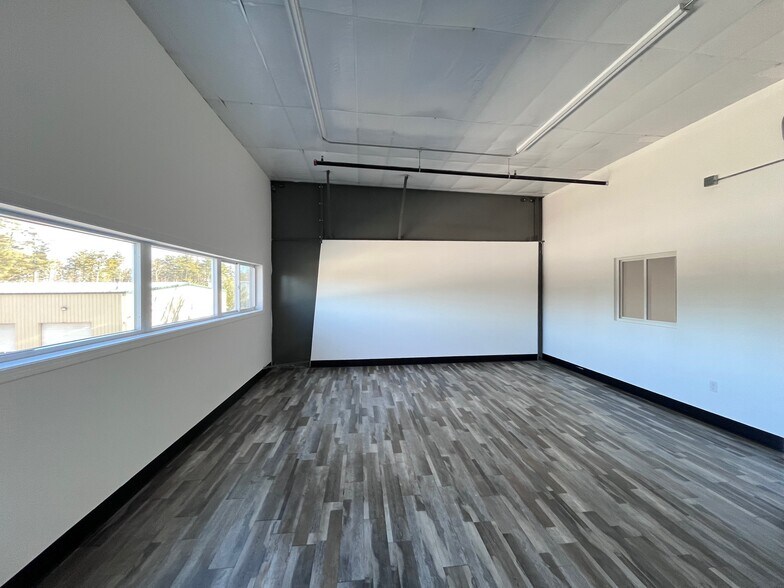 More Photos Of 106 Ledge Rd, Seabrook Warehouse For Lease