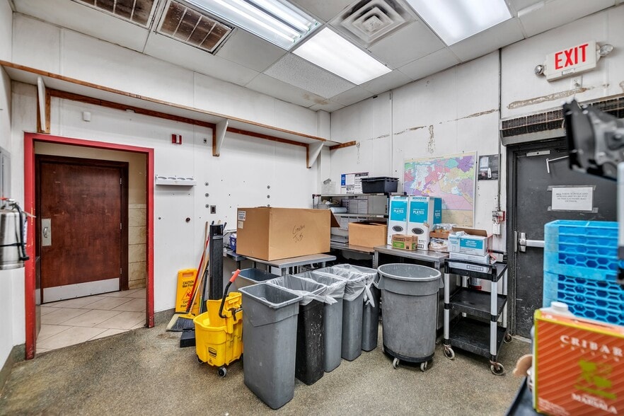 More Photos Of 1036 Volvo Pky, Chesapeake Freestanding For Sale